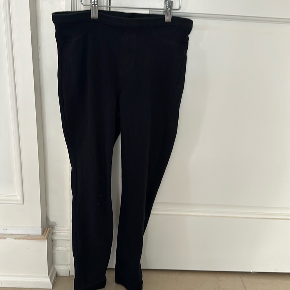 Women’s black HUE stretch pants